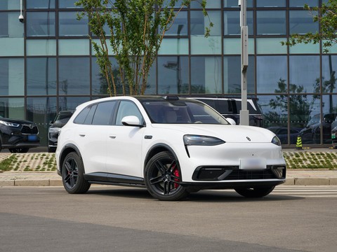 AITO M6 — China range-extender EV for export — photo 3