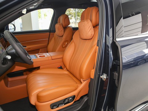 AITO M8 — China range-extender EV for export — photo 10