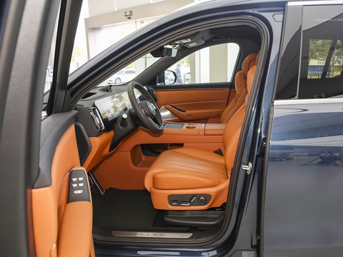 AITO M8 — China range-extender EV for export — photo 9