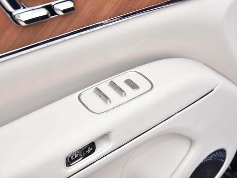 AITO M9 — China range-extender EV for export — photo 14