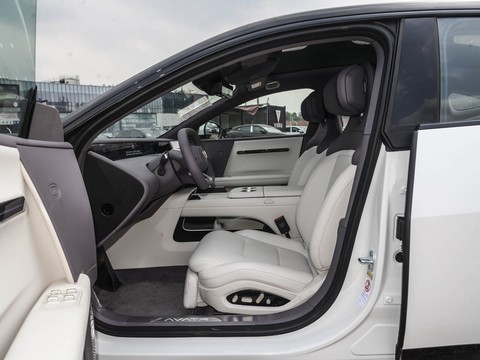 Avatr 06 — China electric EV for export — photo 10