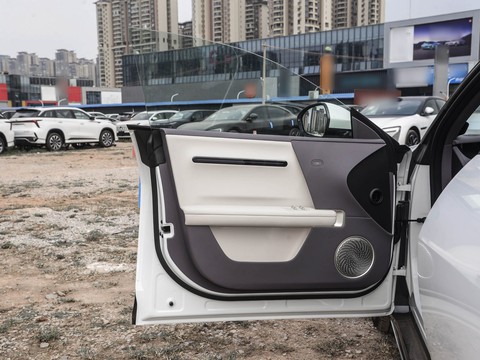 Avatr 06 — China electric EV for export — photo 11