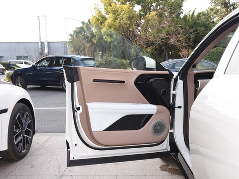 Avatr 07 — China electric EV for export — photo 11