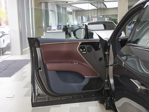 Avatr 11 — China electric EV for export — photo 11