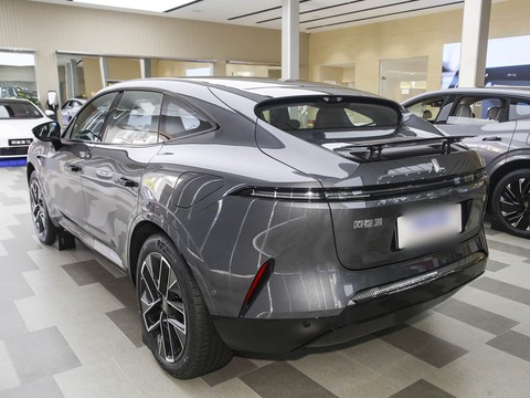 Avatr 11 — China electric EV for export — photo 3