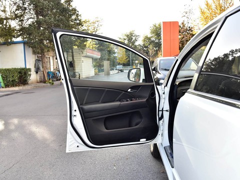 BYD e6 — China electric EV for export — photo 13