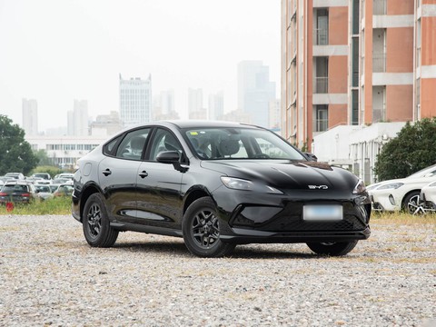 BYD Seal 05 DM-i — China plug-in hybrid EV for export — photo 3