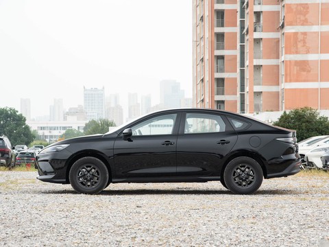 BYD Seal 05 DM-i — China plug-in hybrid EV for export — photo 4