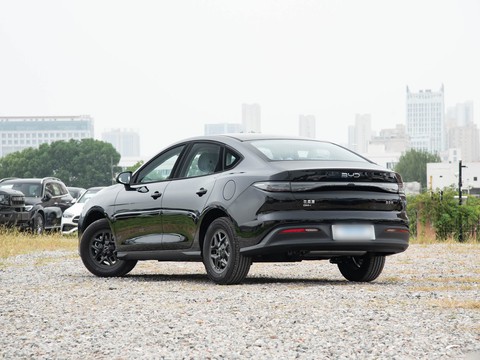 BYD Seal 05 DM-i — China plug-in hybrid EV for export — photo 5
