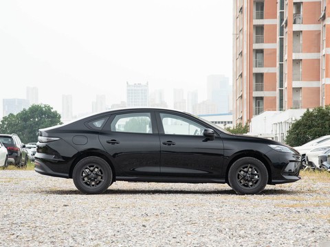 BYD Seal 05 DM-i — China plug-in hybrid EV for export — photo 8