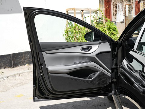 BYD Seal 07 DM-i — China plug-in hybrid EV for export — photo 11