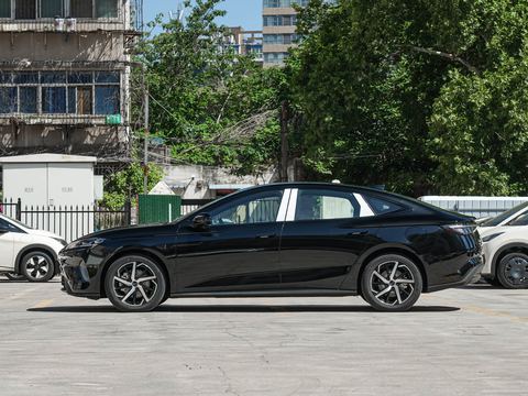 BYD Seal 07 DM-i — China plug-in hybrid EV for export — photo 4