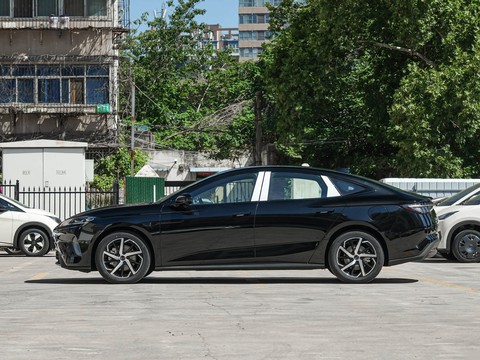 BYD Seal 07 DM-i — China plug-in hybrid EV for export — photo 4