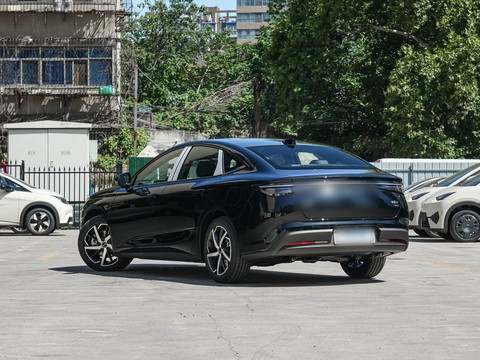 BYD Seal 07 DM-i — China plug-in hybrid EV for export — photo 5