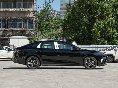 BYD Seal 07 DM-i — China plug-in hybrid EV for export — photo 8