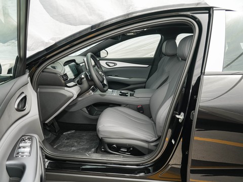 BYD Seal 07 DM-i — China plug-in hybrid EV for export — photo 9