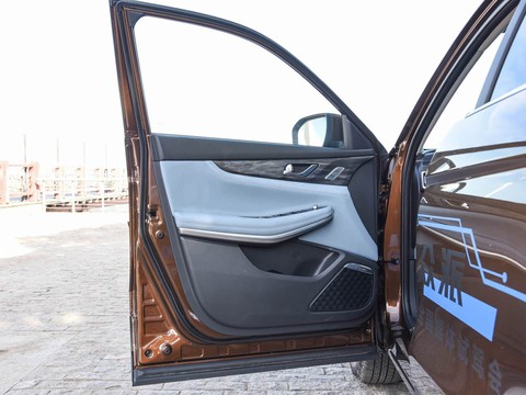 Changan CS75 PHEV — China plug-in hybrid EV for export — photo 9