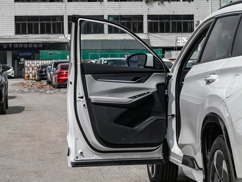 Changan CS75 PLUS iDD — China plug-in hybrid EV for export — photo 11