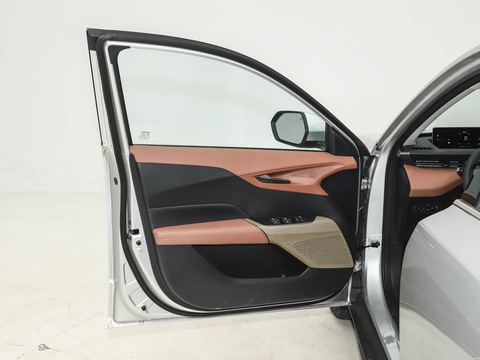 Changan EadoPHEV — China electric EV for export — photo 10