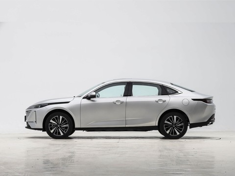 Changan Eado PHEV — China plug-in hybrid EV for export — photo 4