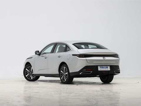 Changan Eado PHEV — China plug-in hybrid EV for export — photo 5