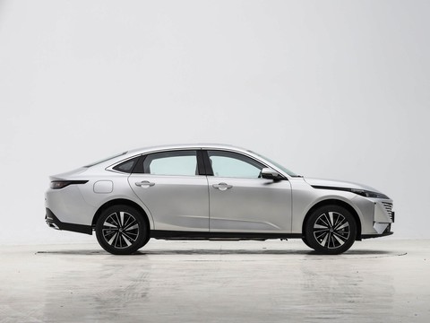 Changan Eado PHEV — China plug-in hybrid EV for export — photo 8