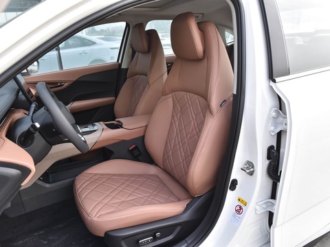Changan Qiyuan A05 Classic — China plug-in hybrid EV for export — photo 10
