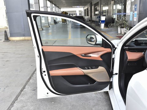 Changan Qiyuan A05 Classic — China plug-in hybrid EV for export — photo 11