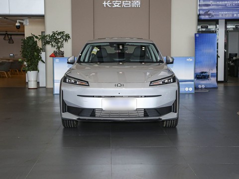 Changan Qiyuan A05 Classic — China plug-in hybrid EV for export — photo 2