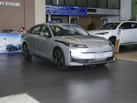Changan Qiyuan A05 Classic — China plug-in hybrid EV for export — photo 3