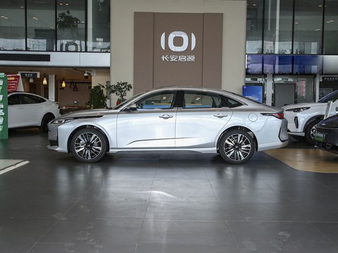 Changan Qiyuan A05 Classic — China plug-in hybrid EV for export — photo 4