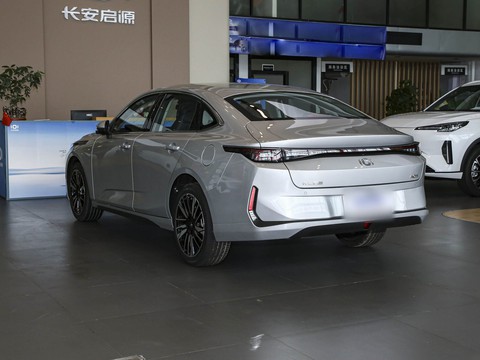 Changan Qiyuan A05 Classic — China plug-in hybrid EV for export — photo 5