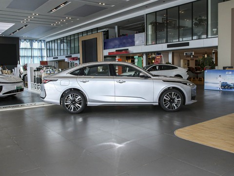 Changan Qiyuan A05 Classic — China plug-in hybrid EV for export — photo 8