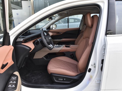 Changan Qiyuan A05 Classic — China plug-in hybrid EV for export — photo 9