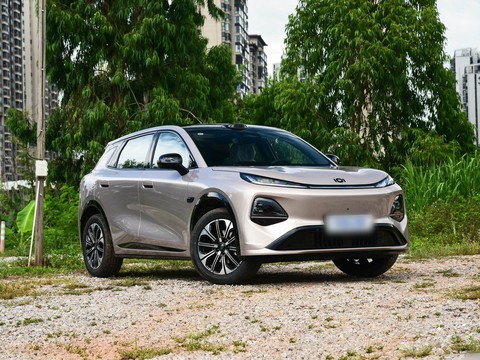 Changan Qiyuan Q05 — China plug-in hybrid EV for export — photo 3