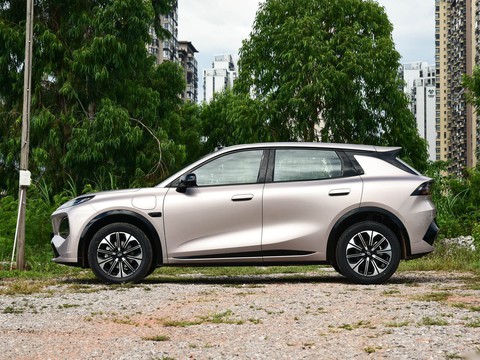 Changan Qiyuan Q05 — China plug-in hybrid EV for export — photo 4