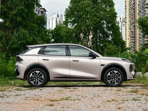 Changan Qiyuan Q05 — China plug-in hybrid EV for export — photo 8
