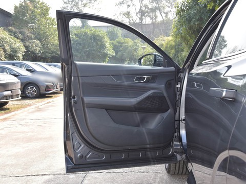Changan UNI-K iDD — China plug-in hybrid EV for export — photo 11