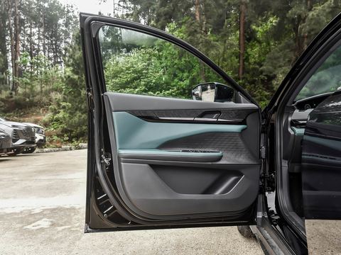 Changan UNI-V Zhi DianiDD — China electric EV for export — photo 11