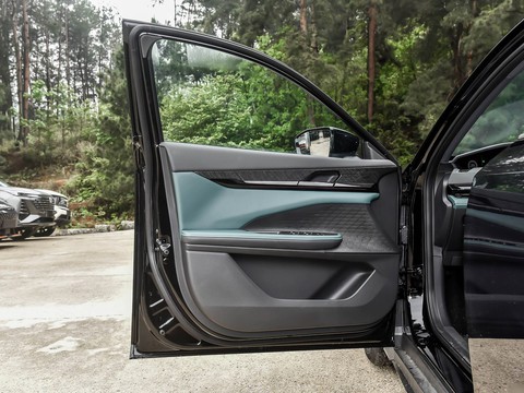 Changan UNI-V iDD — China plug-in hybrid EV for export — photo 11