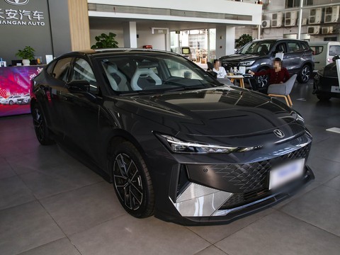 Changan UNI-V iDD — China plug-in hybrid EV for export — photo 3