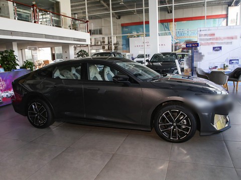 Changan UNI-V iDD — China plug-in hybrid EV for export — photo 7