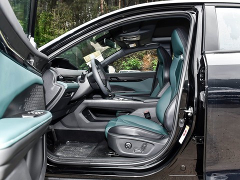 Changan UNI-V iDD — China plug-in hybrid EV for export — photo 9