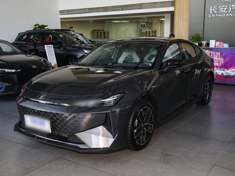 Changan UNI-V iDD — China plug-in hybrid EV for export