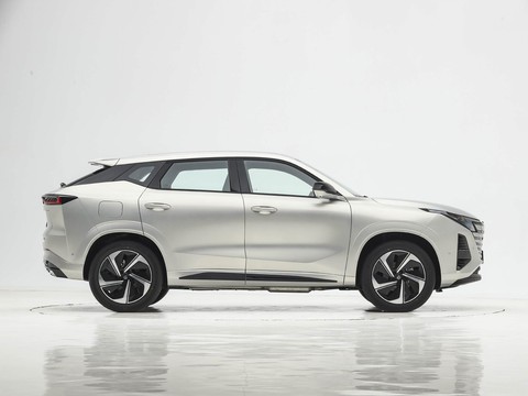 Changan UNI-Z iDD — China plug-in hybrid EV for export — photo 8