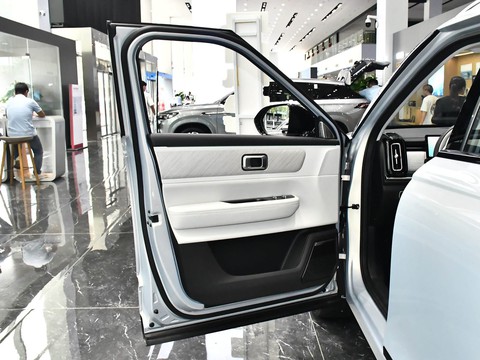 Chery Explore 06 C-DM — China plug-in hybrid EV for export — photo 11