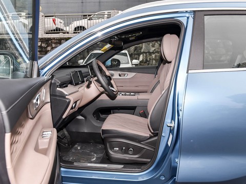 Chery Tiggo 8 Plus C-DM — China plug-in hybrid EV for export — photo 9