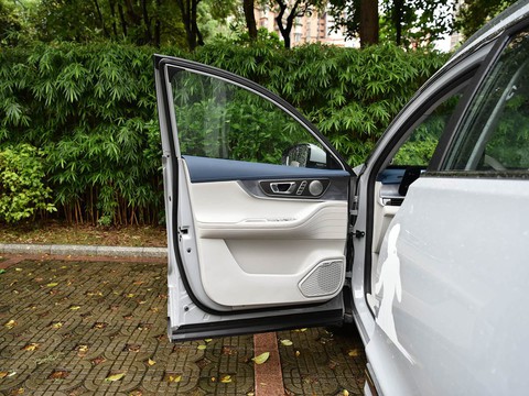 Chery Tiggo 8 Pro PHEV — China plug-in hybrid EV for export — photo 9