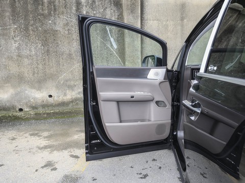 Denza D9 — China electric EV for export — photo 11