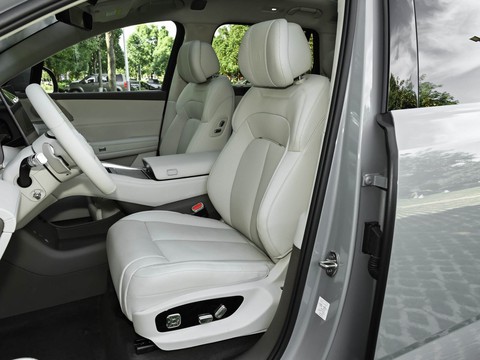 Denza N8L — China plug-in hybrid EV for export — photo 10